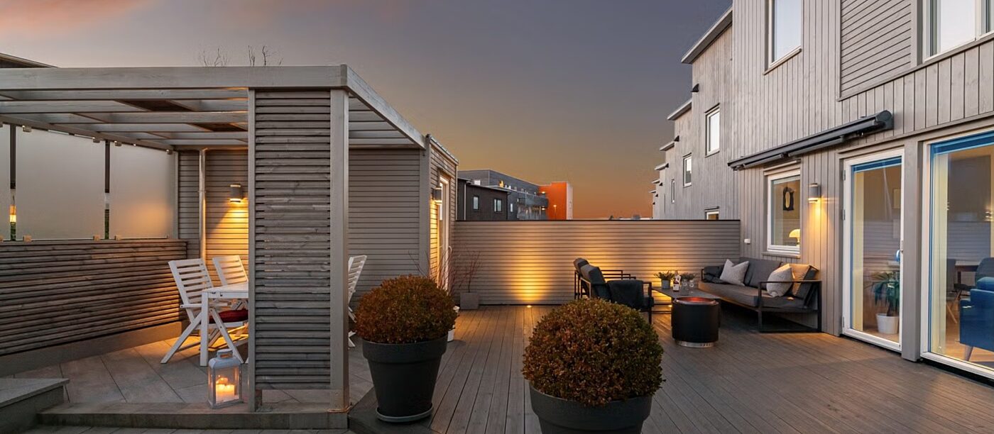 Kveldsstemning med heller i hagen