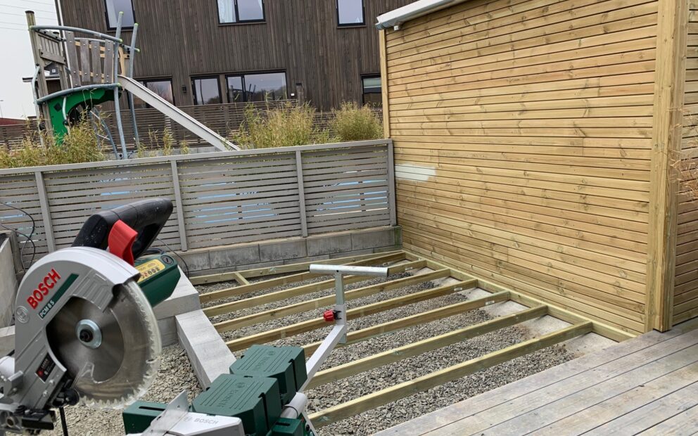 Legging av heller på treverk