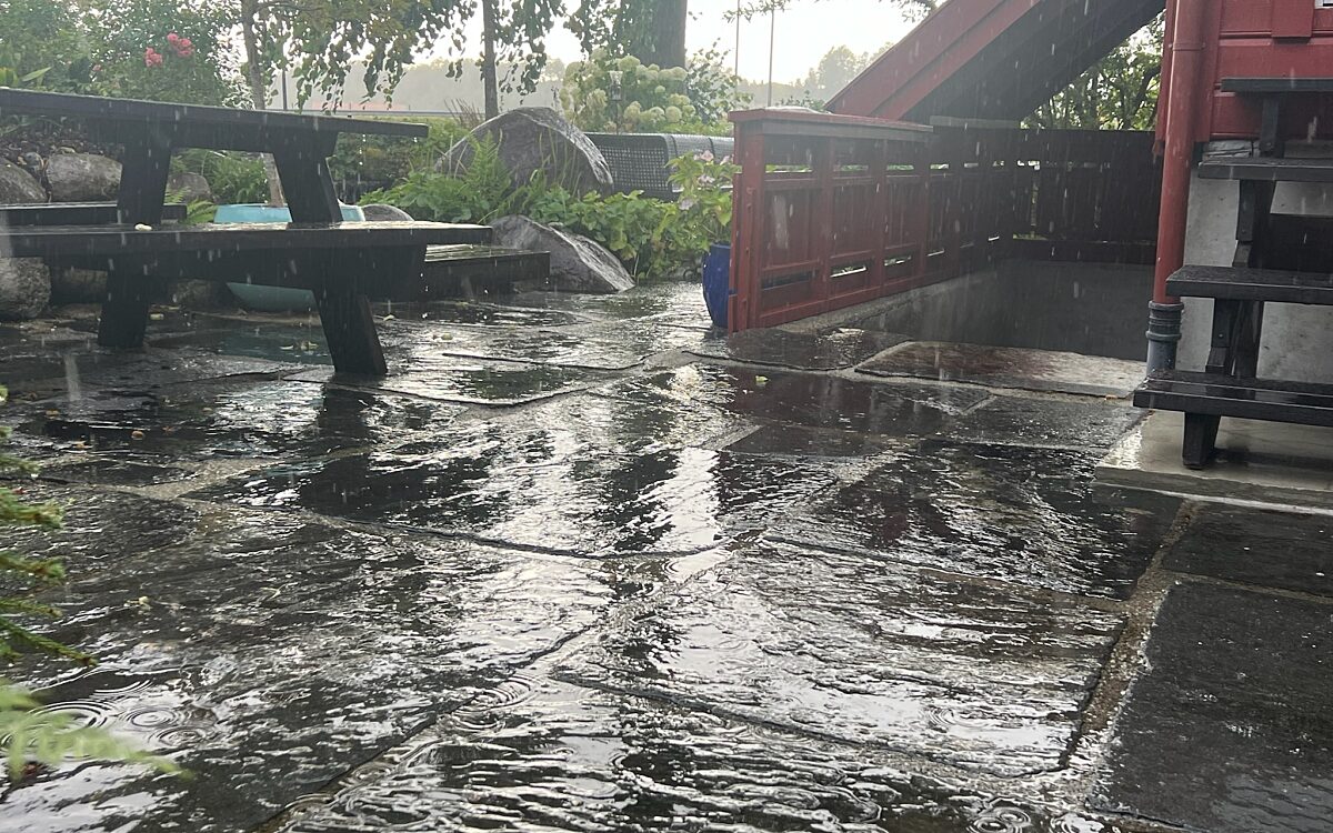 Plaskregn på tett dekke privathage