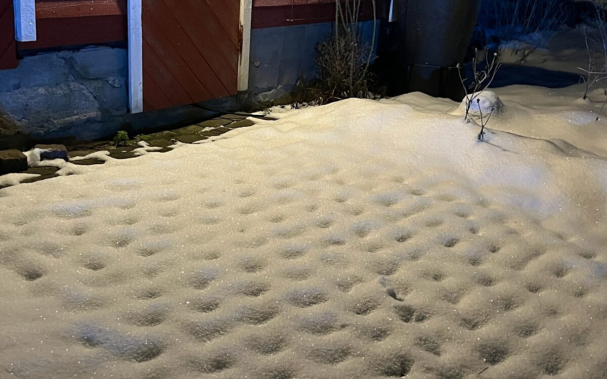 Snø på drenerende dekke