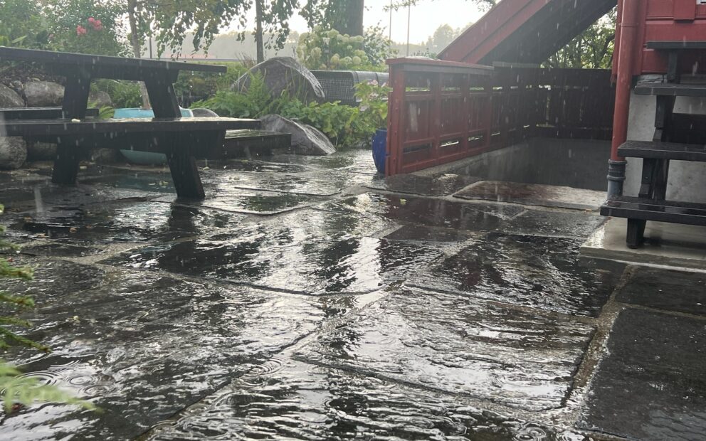 Plaskregn på tett dekke privathage