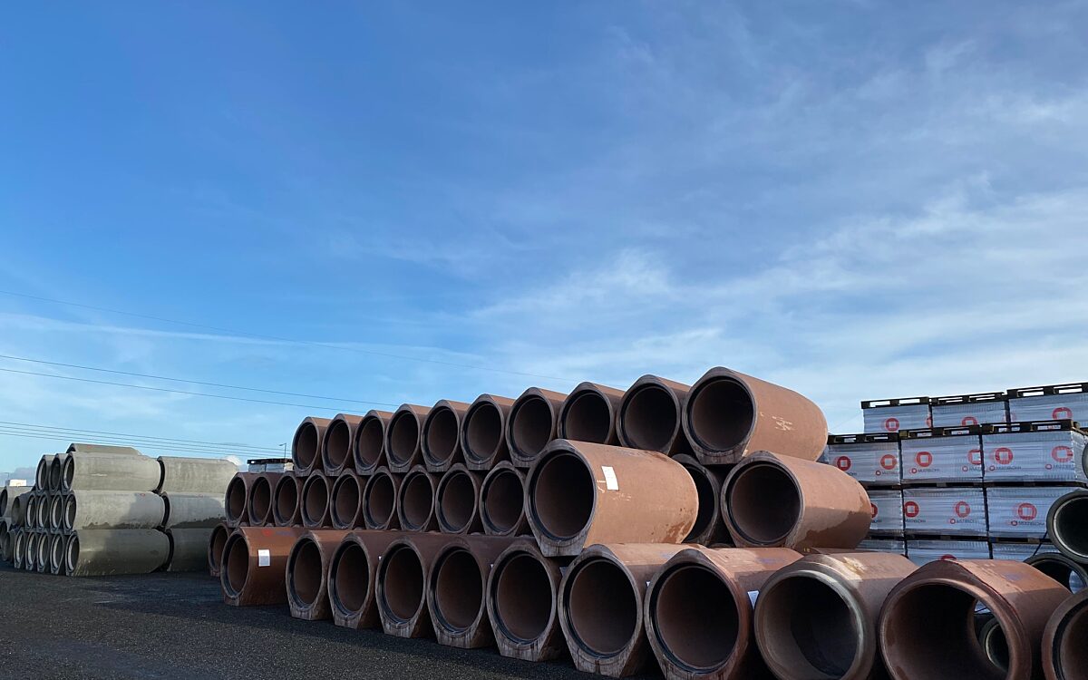 Belegningsstein og rør utelager feb 2020 JPG