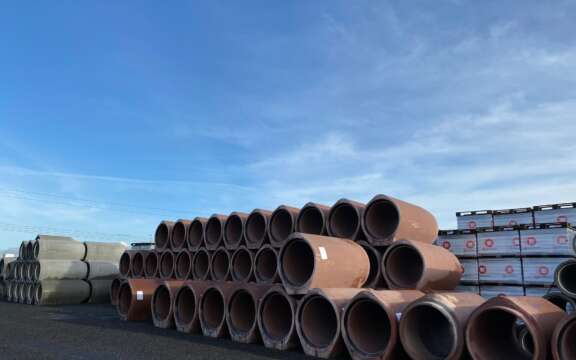 Belegningsstein og rør utelager feb 2020 JPG