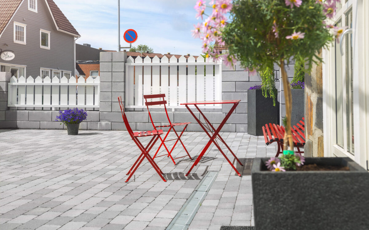 Stemningsfull idyll med Multiblokks belegningsstein og Forskalingsblokker 1