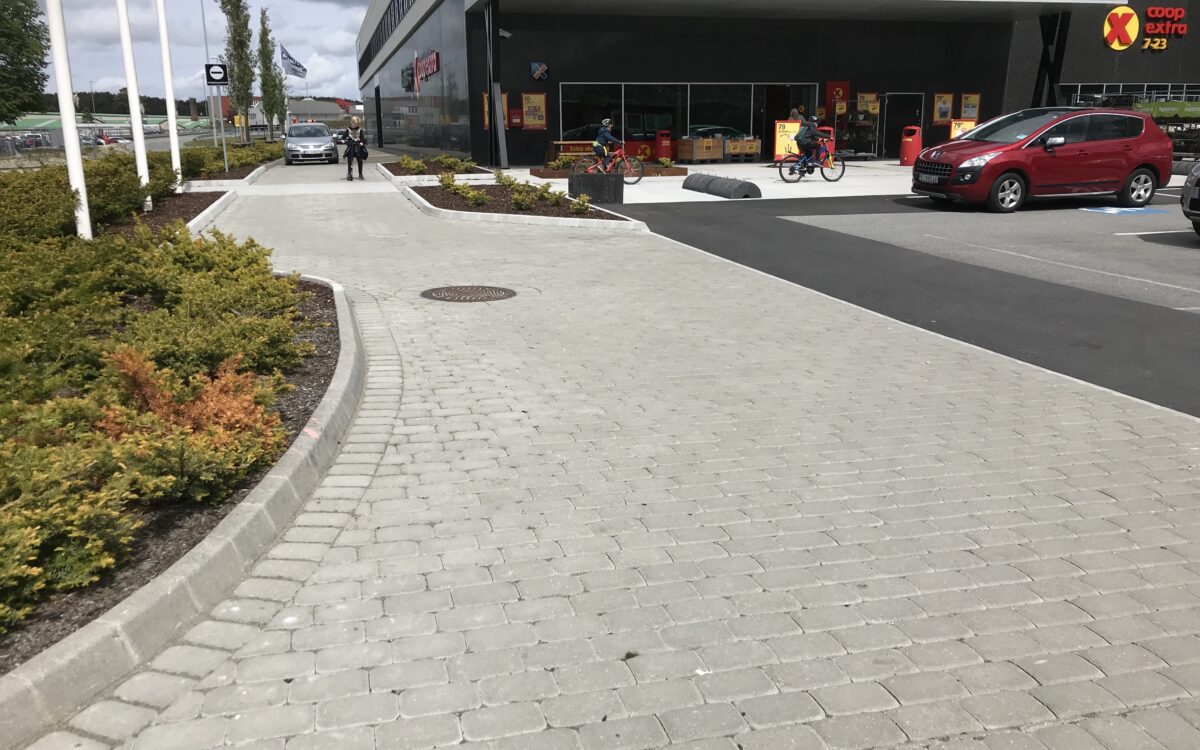 Storgatestein i vegen på Kverneland 1