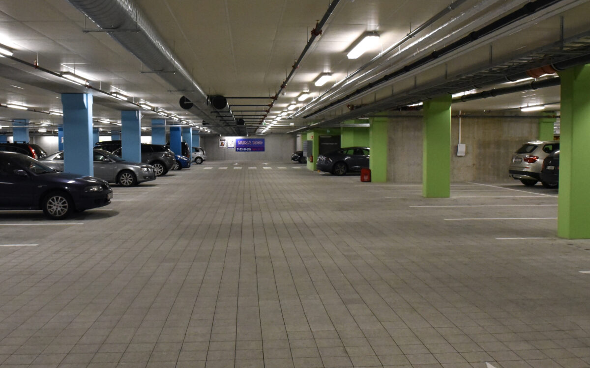 Plaza drensstein i parkeringshallen i Lurabyen 7