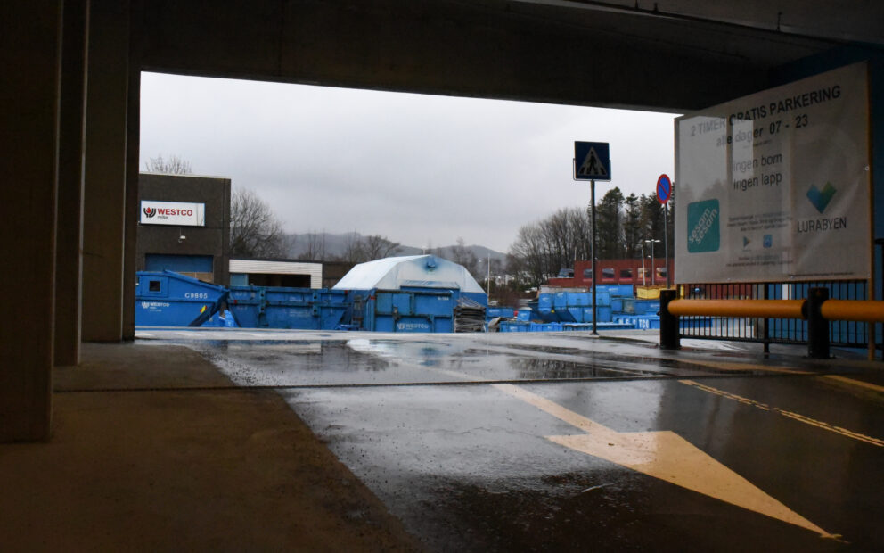 Plaza drensstein i parkeringshallen i Lurabyen 4