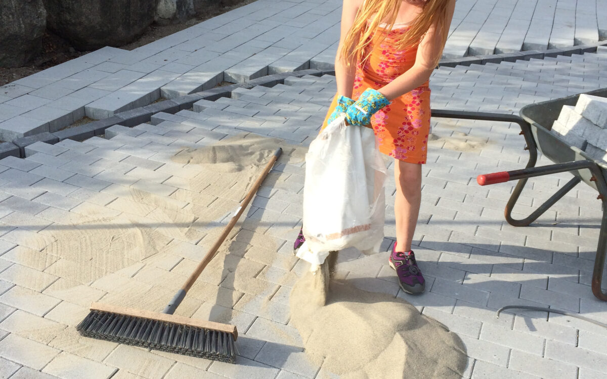 Gårdsplass etter drenering med permeabelt dekke