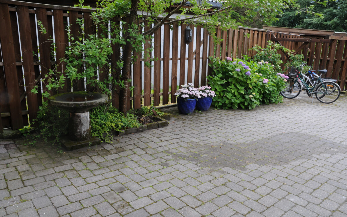 Gårdsplass før drenering med permeabelt dekke 1