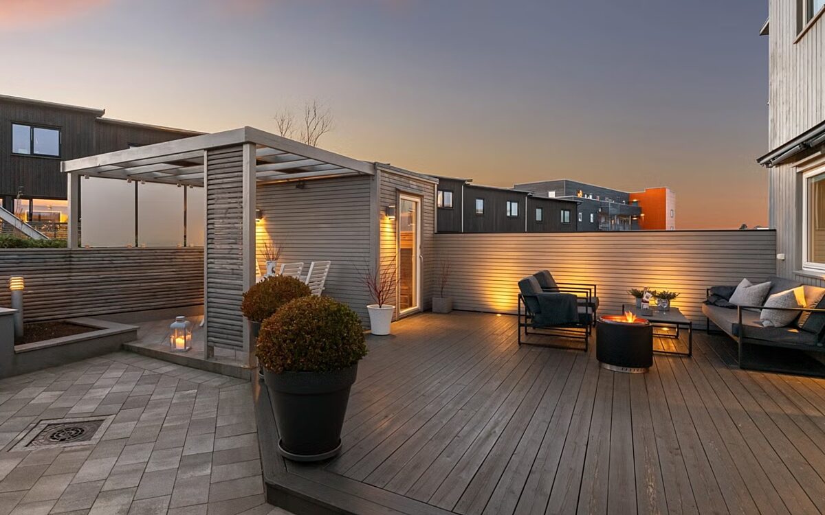 Kveldsstemning med heller i hagen 1