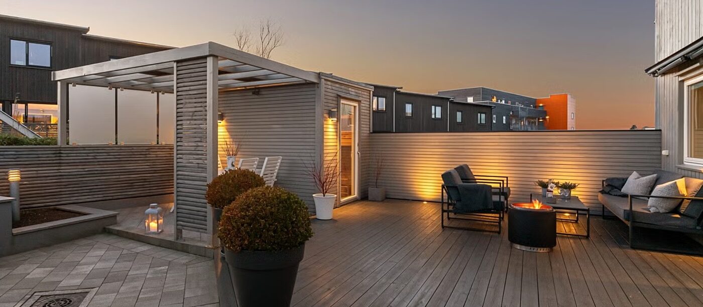 Kveldsstemning med heller i hagen 1