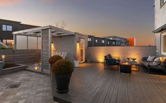 Kveldsstemning med heller i hagen 1