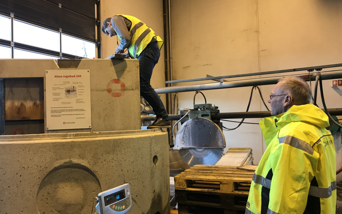 Dennis Kliewer i arbeid med masteroppgave på Alma Regnbed 1