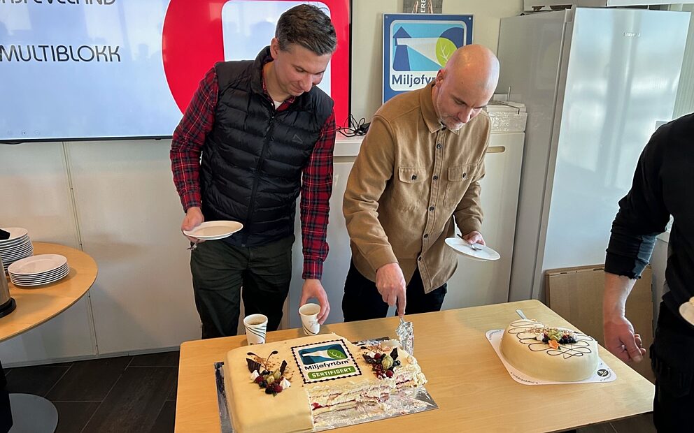 Ansatte med Miljøfyrtårn kake 1