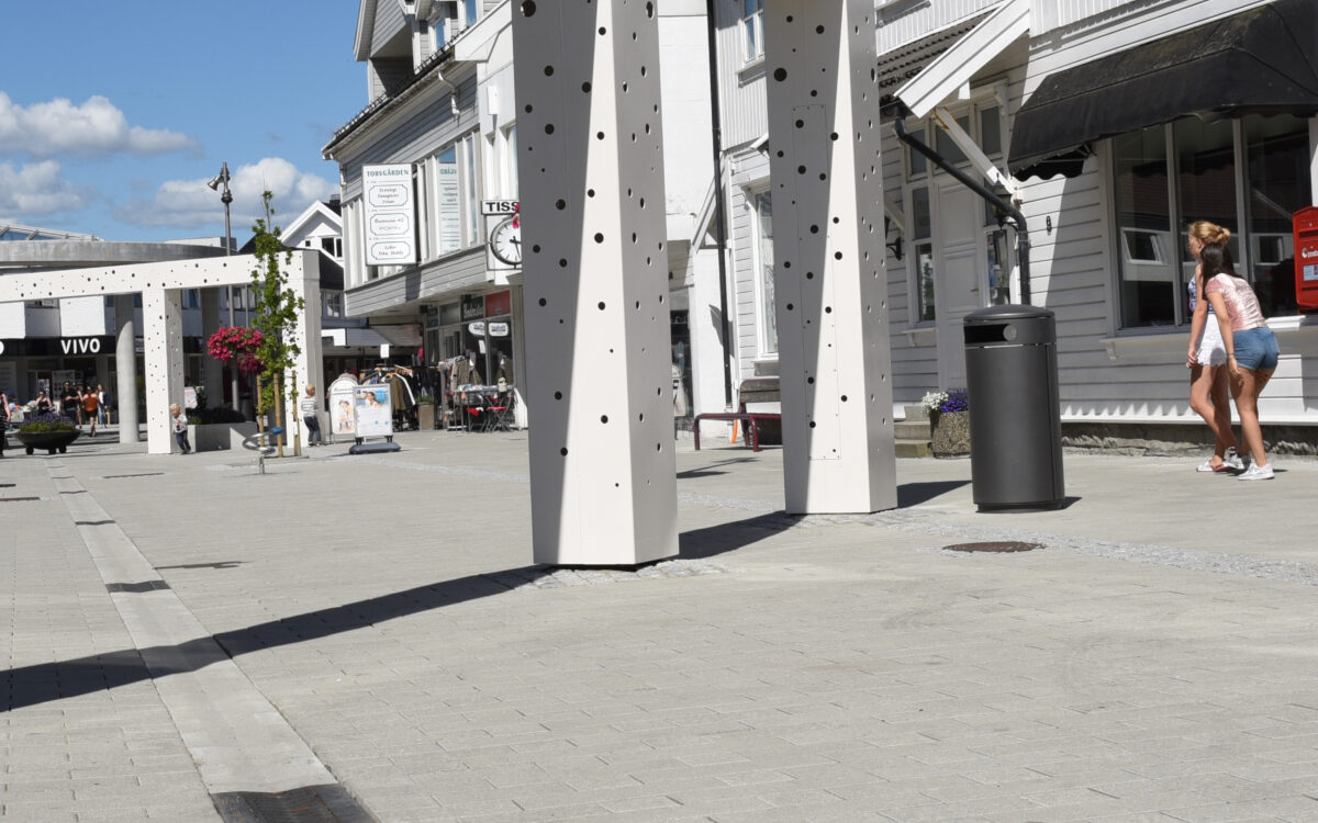 Lyngdal sentrum sommersdag etter omlegging med Qmax