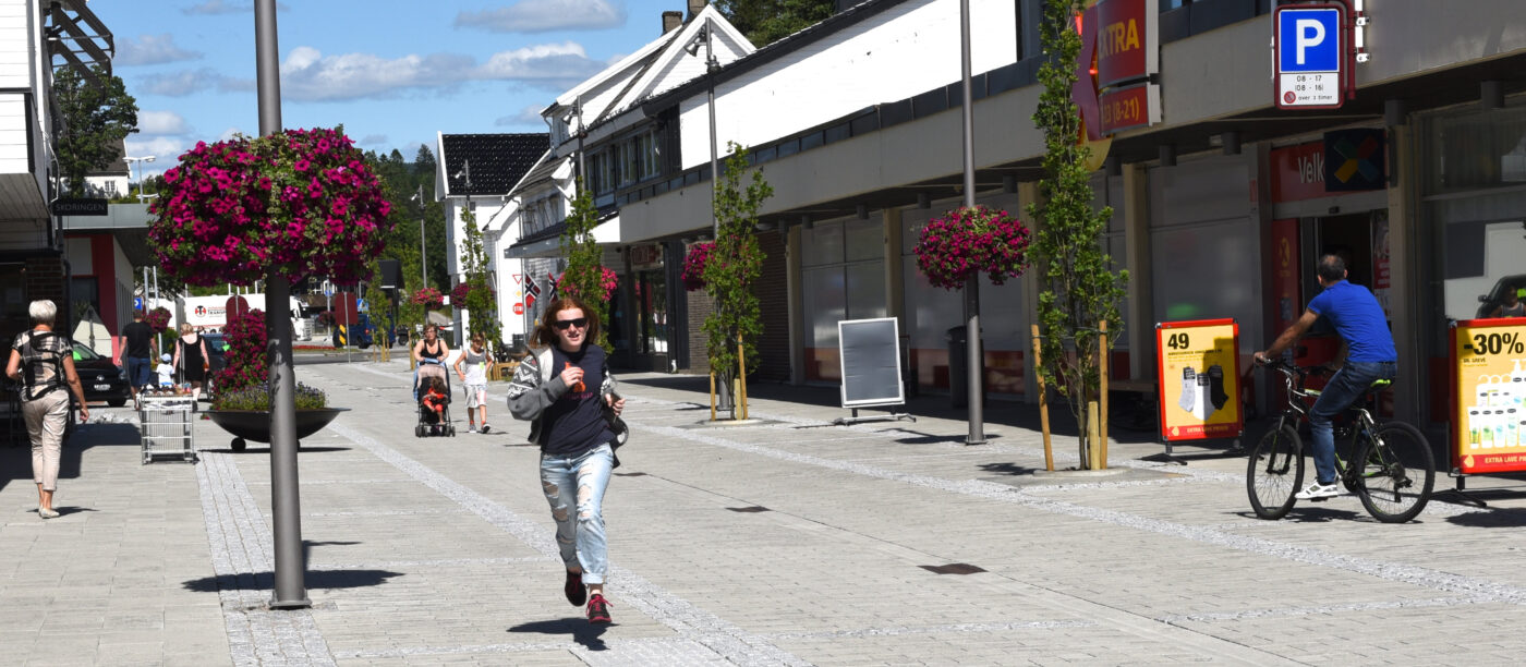 Lyngdal sentrum sommersdag etter omlegging med Qmax 1