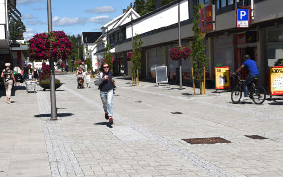 Lyngdal sentrum sommersdag etter omlegging med Qmax 1